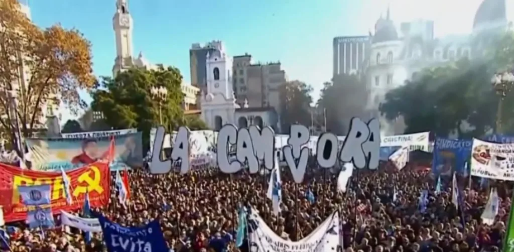 CFK comienza su condena y lanza dura advertencia: “Vamos a volver”