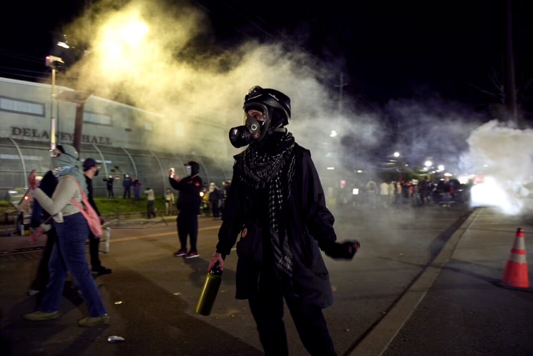 Newark decreta toque de queda por protestas contra ICE