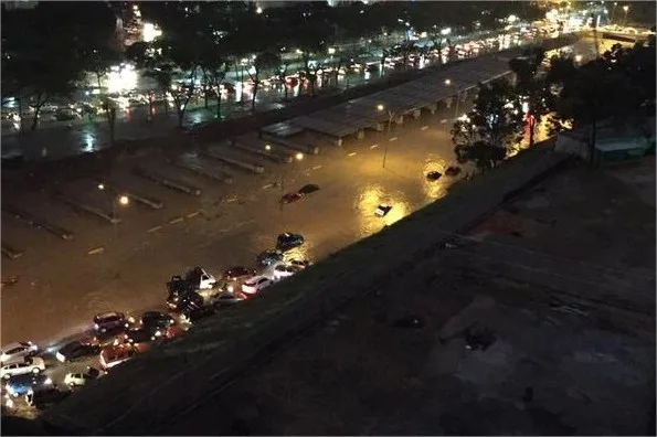 Río El Valle inundó Caracas: un muerto y cinco desaparecidos hasta ahora