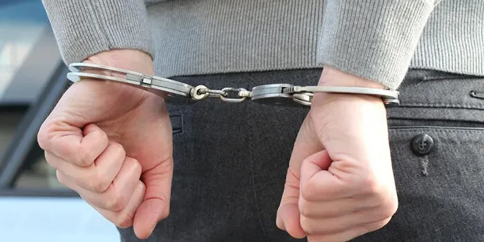 Detienen a un hombre por apuñalar a una niña y una mujer en Londres