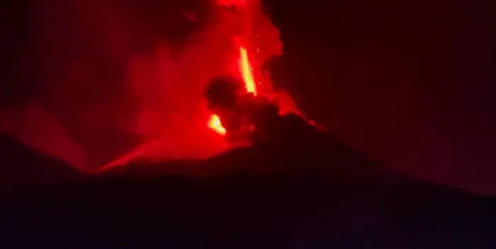 Erupción del Etna obliga a suspender vuelos en Sicilia