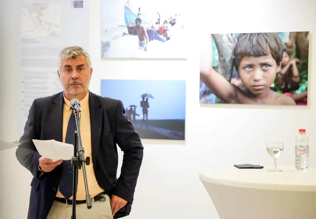 EPA Images conmemoró su 40 aniversario con una exposición sobre las rutas de la migración, un acto en el que el presidente de la Agencia EFE, Miguel Ángel Oliver, destacó la importancia de las agencias y los medios de comunicación como testigos de los peligros y desafíos que enfrentan miles de migrantes cada año.