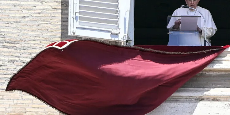 El papa lamenta los ataques que han dejado sin agua ni electricidad a Urania