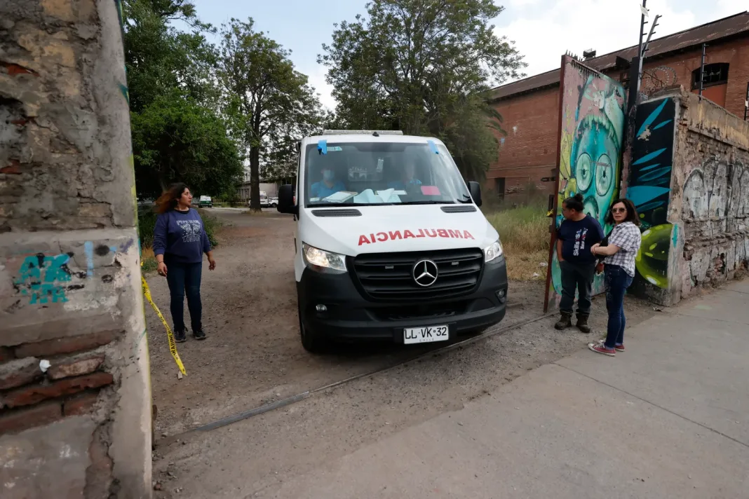 Explosión de bomba molotov en instituto de Santiago deja 35 heridos
