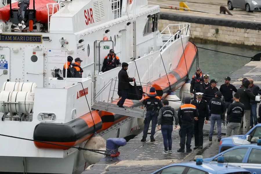 Italia Repatria a 12 Migrantes Retenidos en Albania
