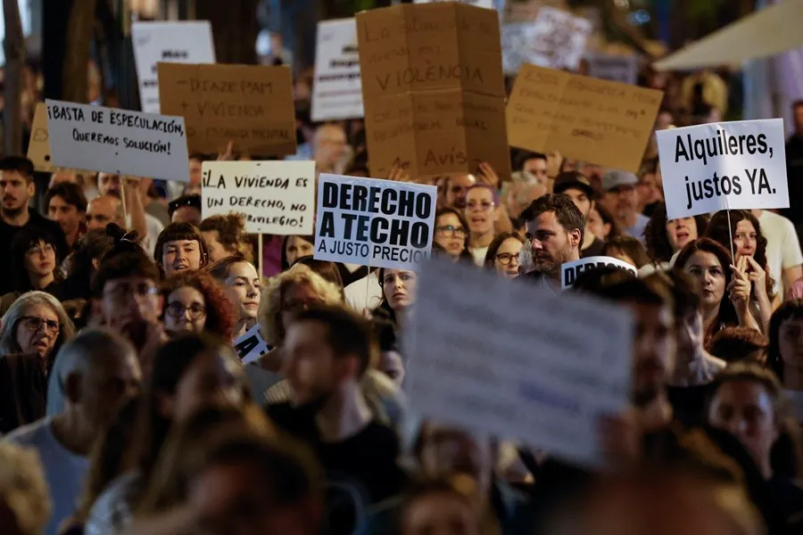 Valencianos protestan por el derecho a la vivienda