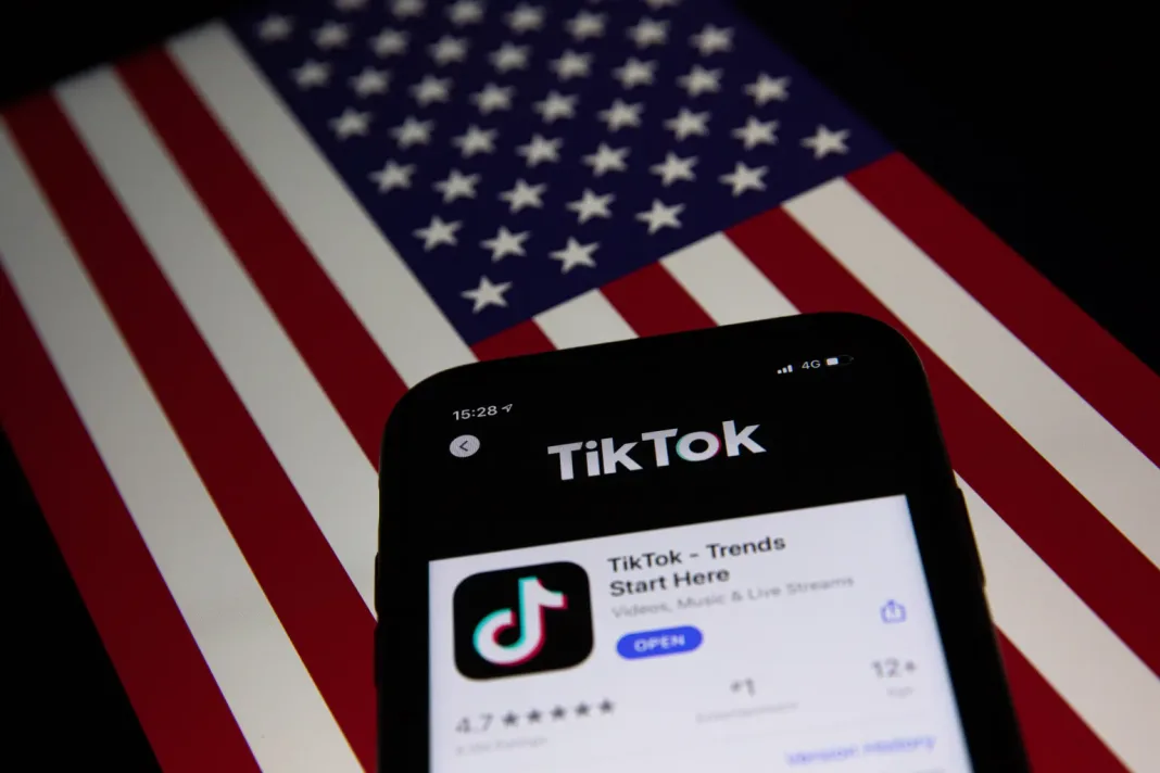 El Fiscal General de Texas, Ken Paxton, presentó una demanda contra TikTok acusando a la plataforma de violar la Ley de Protección de Niños en Internet del estado.