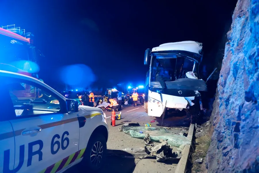 Dos muertos y múltiples heridos graves tras accidente de autobús en Francia