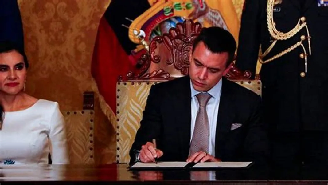 Noboa firma decreto y cede el poder a vicepresidenta designada por él y no a la elegida en urnas