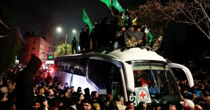 Israel entrega 90 prisioneros palestinos por las tres rehenes liberadas