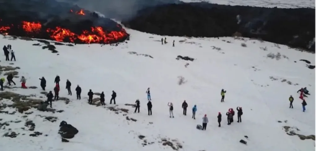 Erupción del Etna atrae a miles de turistas “imprudentes”