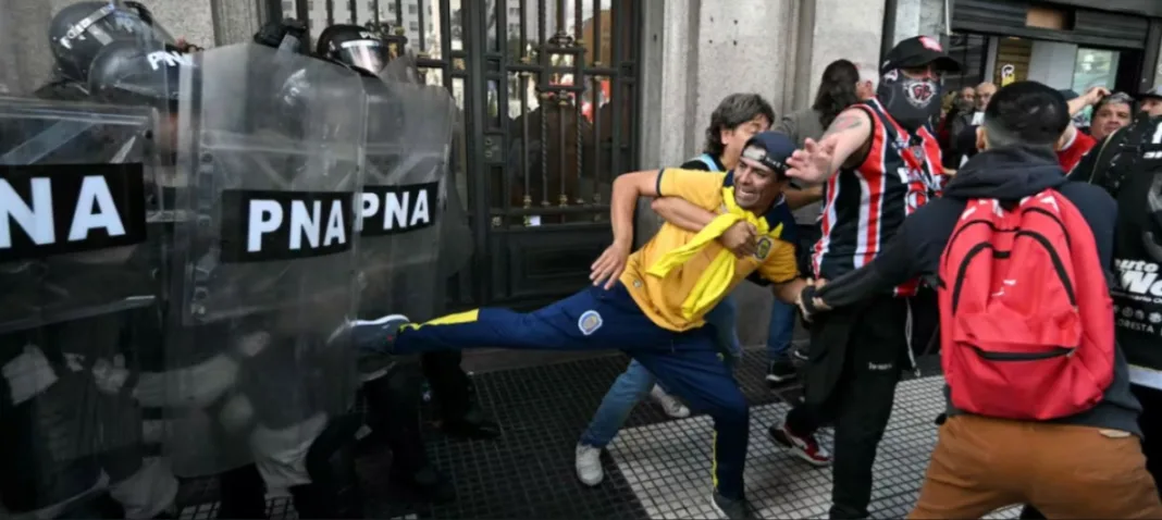 Violentos enfrentamientos frente al Congreso argentino