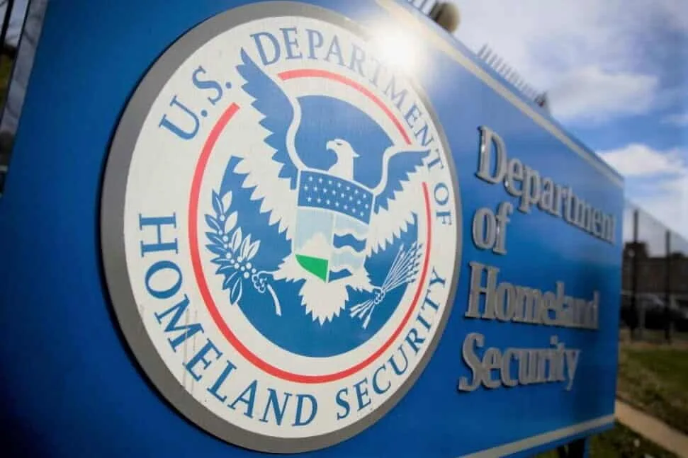 Inmigrantes sin residencia legal activa o en proceso deberán abandonar EEUU