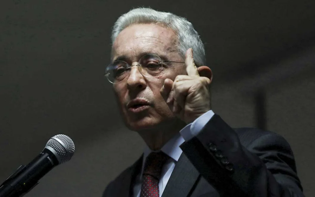 Álvaro Uribe sentenciado a 12 años de prisión domiciliaria