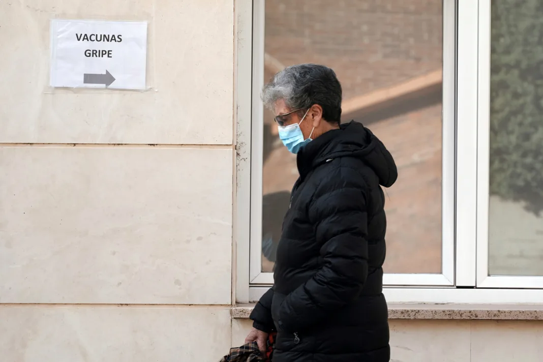 Reino Unido enfrentó un brote “sorpresivo” de gripe H3N2 con escuelas cerradas y récord de contagios