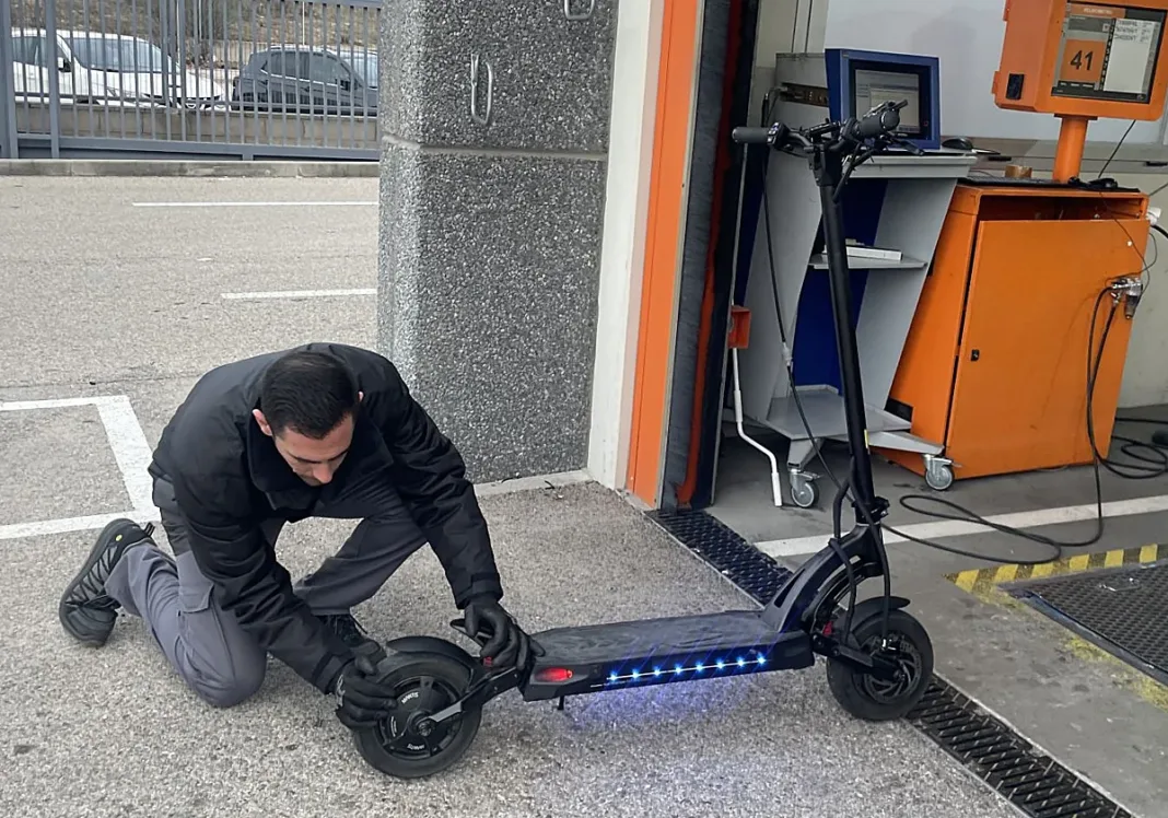 España obligó a asegurar el patinete eléctrico y fijó multas de hasta 800 euros