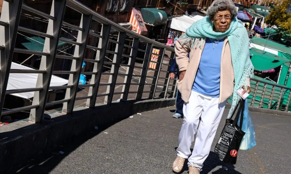 CDMX analizó regular el seguro médico para adultos mayores y frenar aumentos de primas