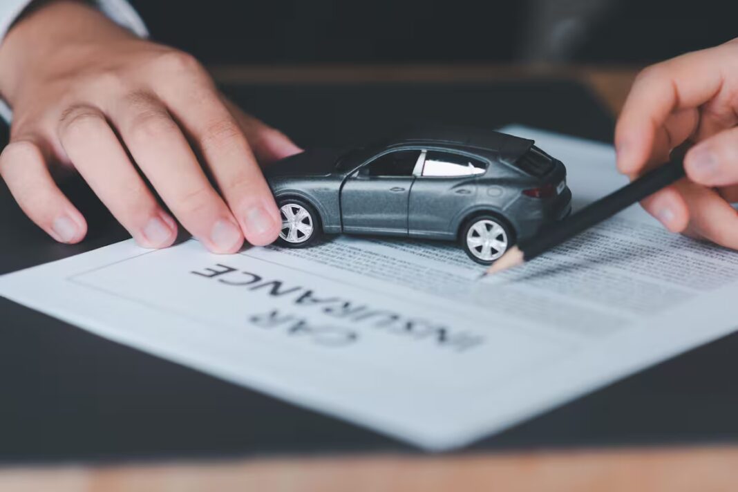 Seguros de auto en México aumentarían hasta 20% en 2026 por cambios del SAT en el IVA