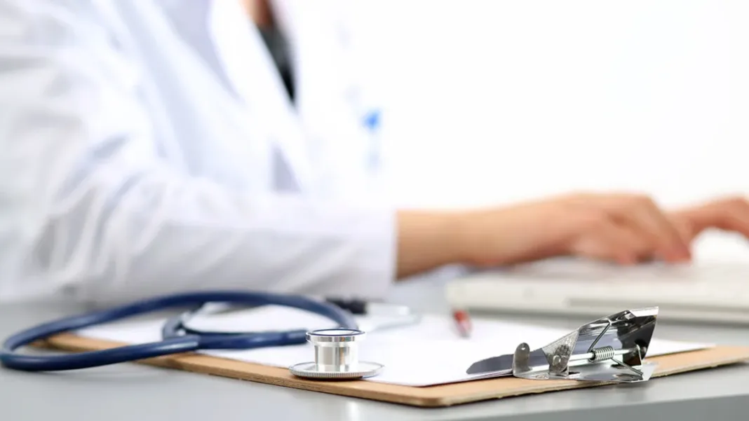 Primas de seguros médicos en México subieron hasta 25% por cambios en el IVA y mayor siniestralidad