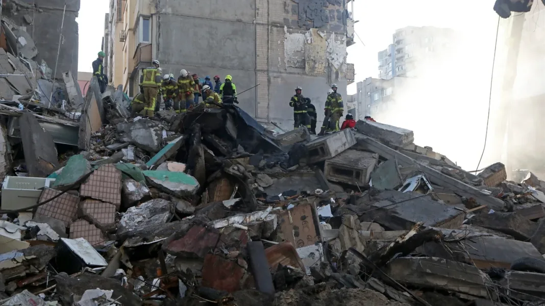 Ataque ruso contra Kiev: misil destruyó edificio y mató 24 personas