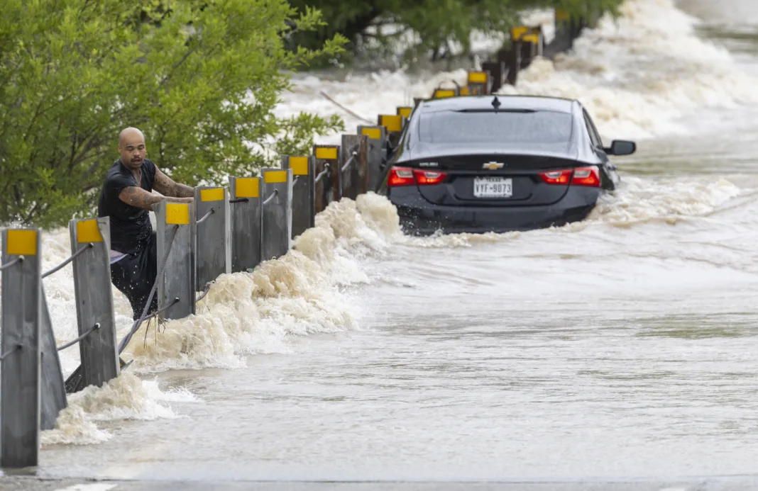 La tormenta tropical Arthur tocó tierra en Texas y amenaza con inundaciones en el sur de Estados Unidos