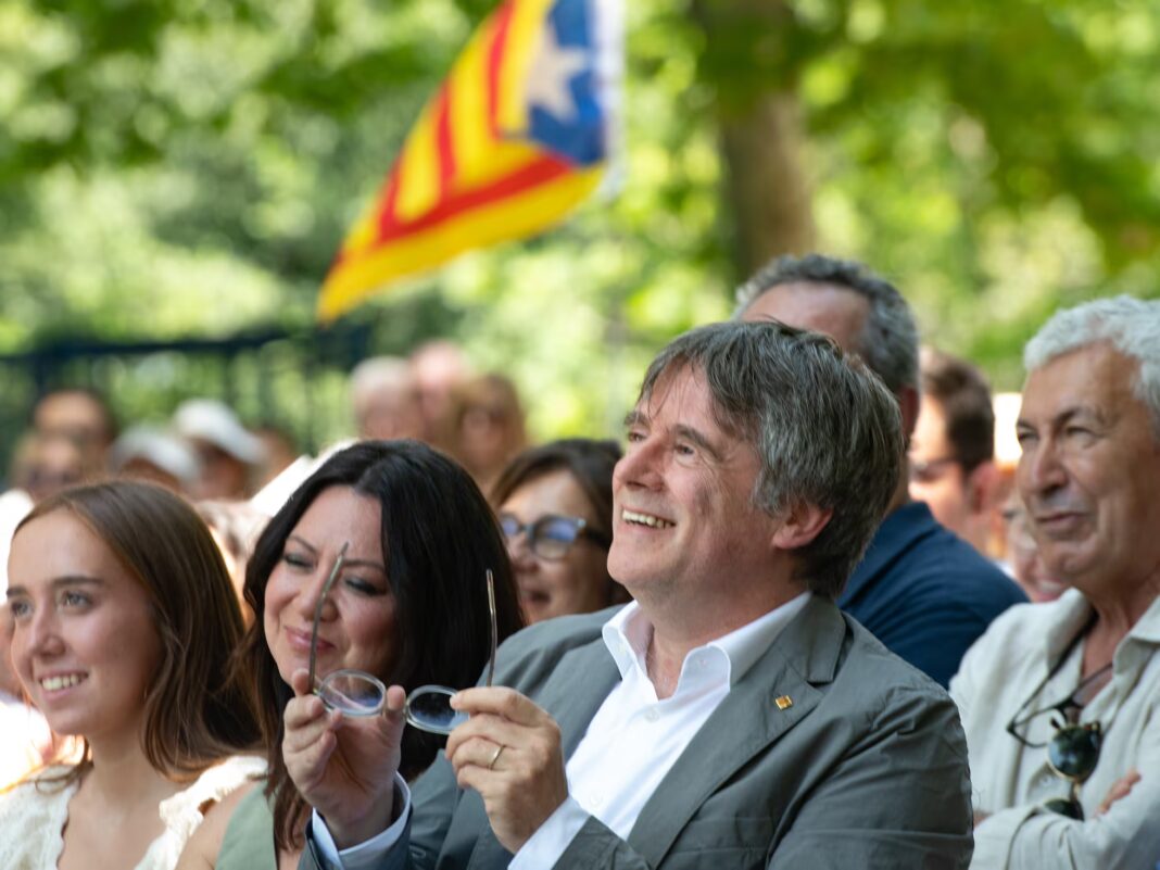 Crisis política en España: la UE allana el regreso de Puigdemont y la esposa de Sánchez irá a juicio con jurado popular