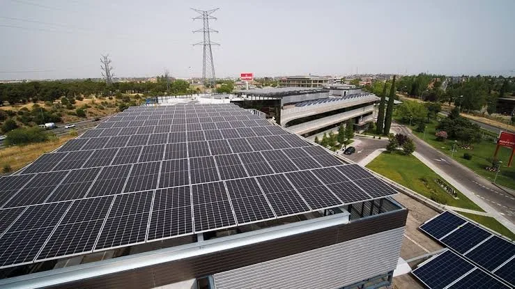 Mapfre instaló más de 9.000 paneles solares en 8 países y redujo un 65% su huella de carbono