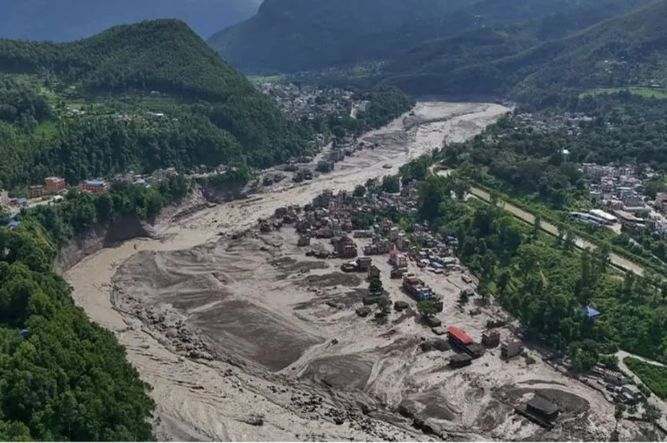 Inundaciones repentinas arrasaron aldeas en Nepal y el Tíbet: 157 muertos y 384 turistas desaparecidos