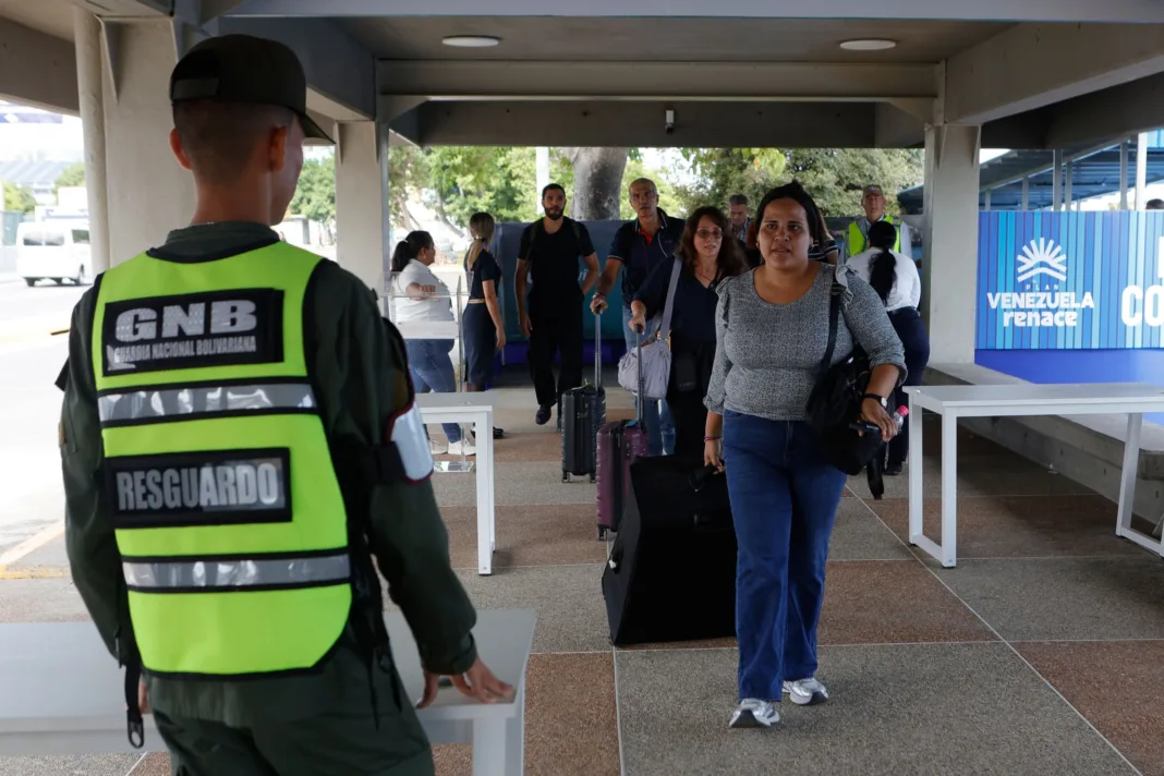 El aeropuerto de Maiquetía reabrió hoy tras dos meses cerrado por el terremoto